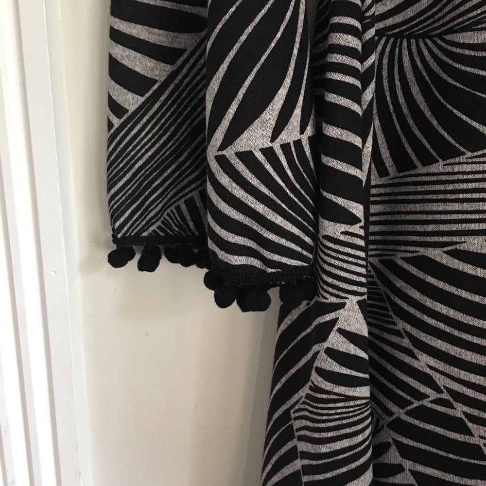 🐝 Cool design dress with bell sleeves and poms